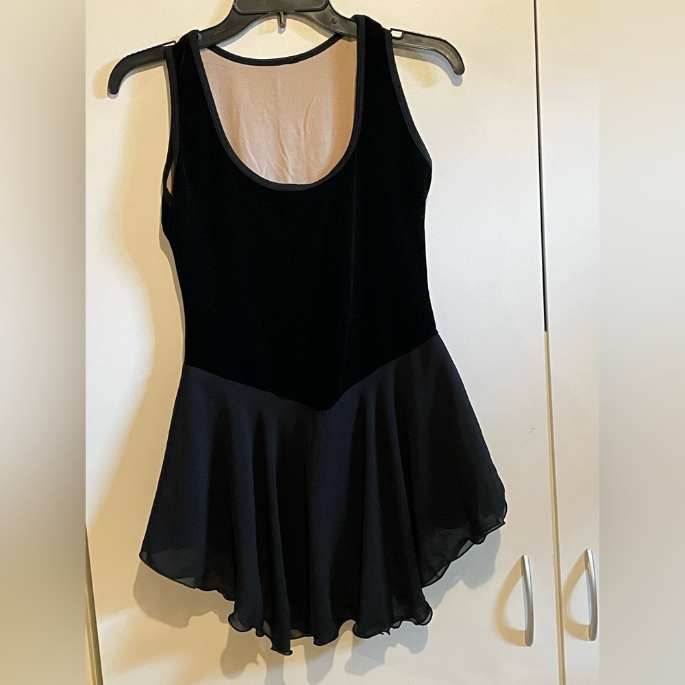 Black Sleeveless Iceskating Dress